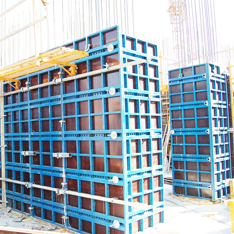 Quelle est la différence entre les coffrages en bois et les coffrages en acier ?