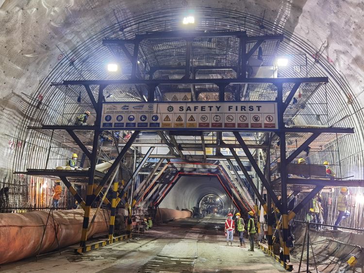 Foravage de Yancheng Liangggong: une vraie histoire dans le chemin de fer à grande vitesse de Yawan sous la ceinture et la route