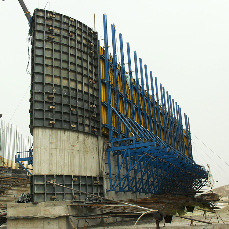 Coffrage grimpant en porte-à-faux pour la construction de barrages en béton