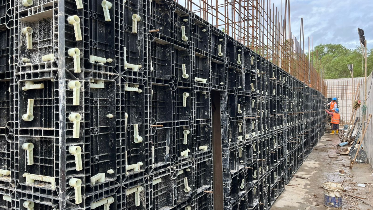 Utilisation du coffrage en plastique de Lianggong Formwork pour la construction de murs de sout&egrave;nement