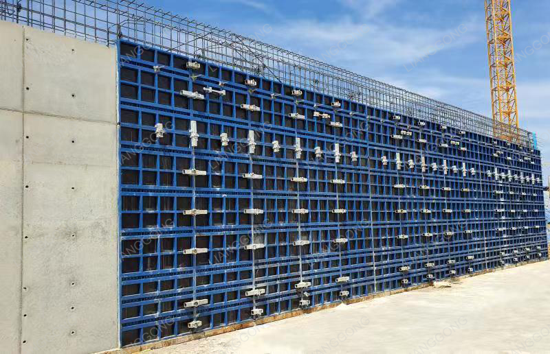 Chantier de construction de coffrages montrant une charpente structurelle en b&eacute;ton